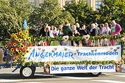 Beim Vorläufer fahren auch Werbefahrzeuge mit, wie z.B. von Angermaier...(©Foto. Ingrid Grossmann)